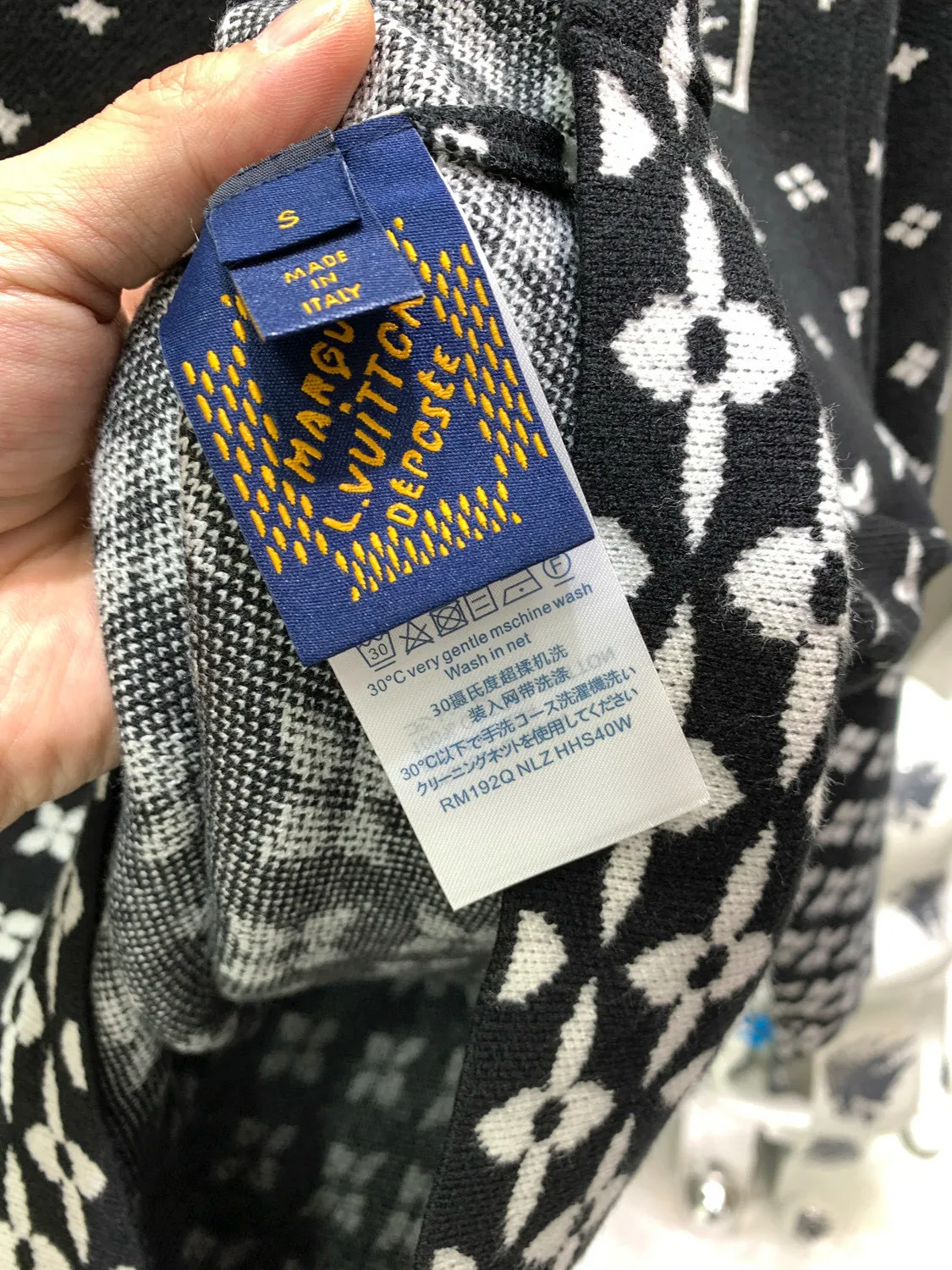 🅿️360 🀄️ Louis Vuitton Louis Vuitton 1v25fw autumn and winter new ski Christmas wear knitted pullover Gradient snowflake fir tree pattern new snowflake gradient knitted long sleeve This long sleeve adopts an original pattern design, full of modern flavor This charming organic cotton uses an elegant jacquard weave. A delicate gradient effect snowflake pattern is printed on a black background. The signature and fir tree appliqué on the back complete it.